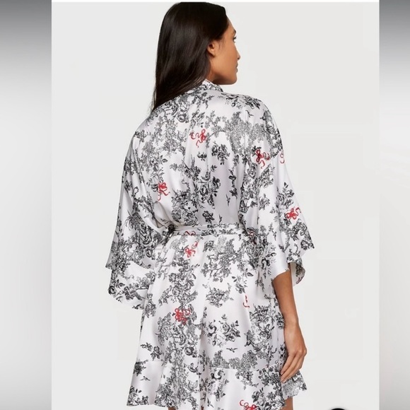 NWOT Beautiful Victoria Secret Kimono Style Robe. Size: XL/XXL - Picture 3 of 7